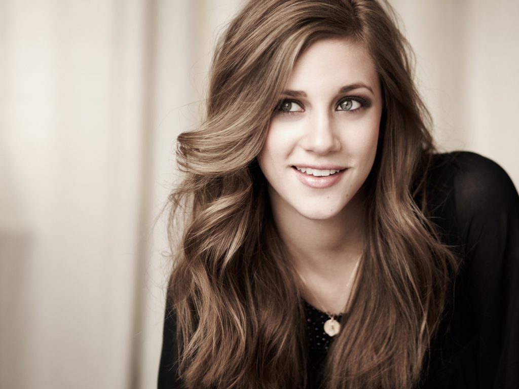 Улыбающаяся американская актриса Лили Рейнхарт