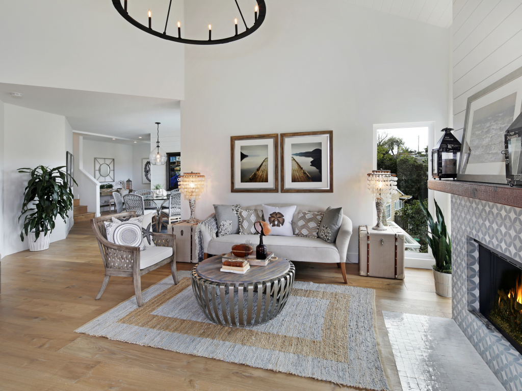 Стильная гостиная комната в серых тонах с камином