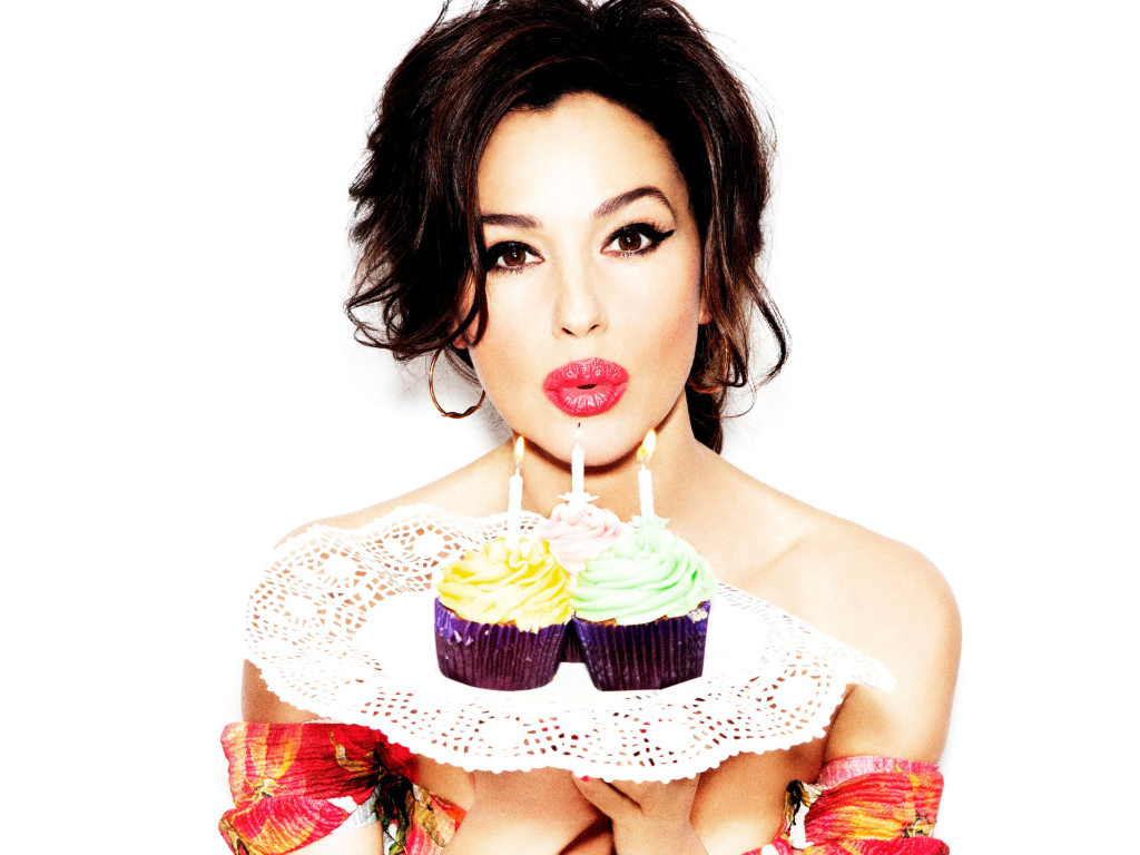 Красивая актриса Моника Беллуччи с маффинами 