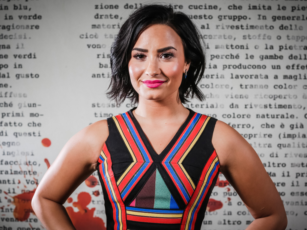 Девушка брюнетка Деми Ловато в ярком платье 