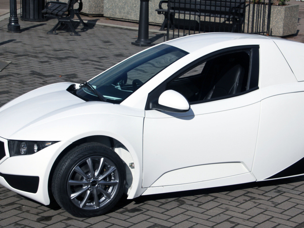 Белый электромобиль Solo модель 2017 года 