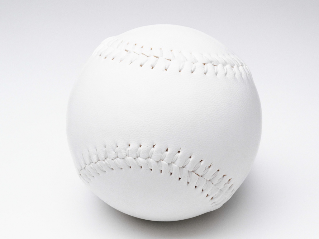 Белый бейсбольный мяч на белом фоне 