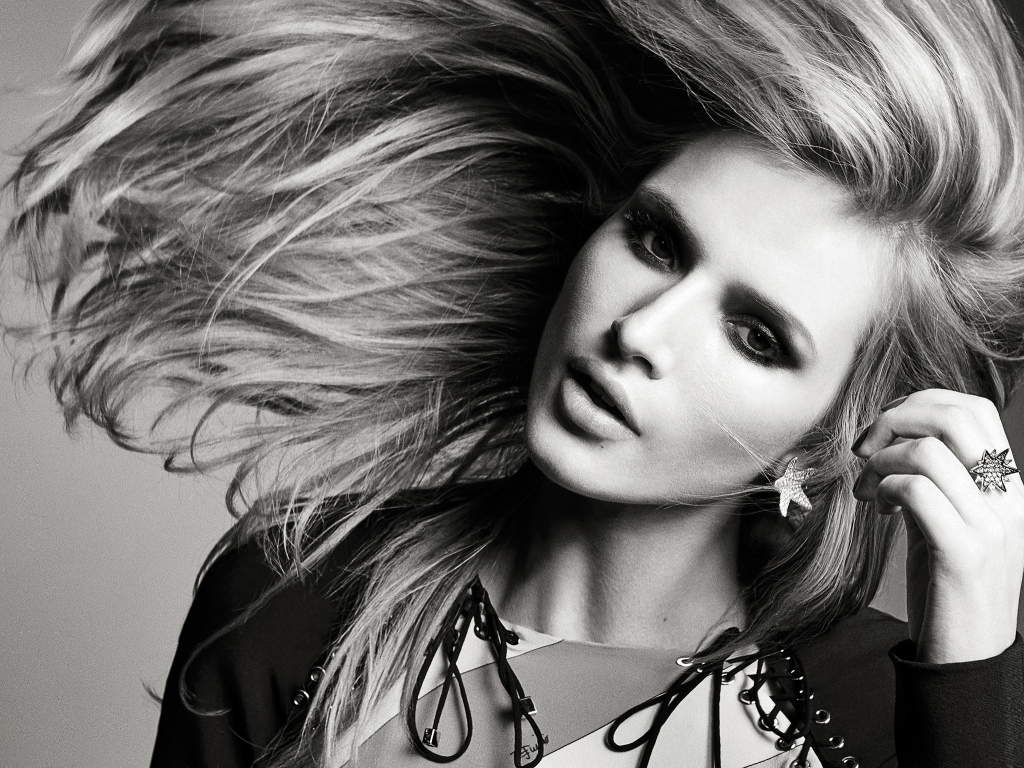 Молодая актриса Белла Торн черно-белое фото