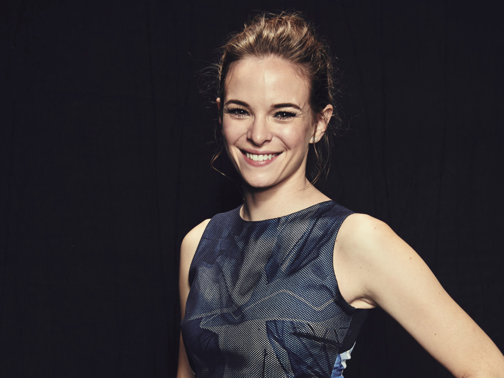 Молодая актриса Даниэль Панабэйкер с очаровательной улыбкой