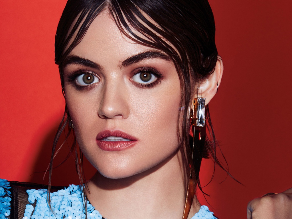 Молодая актриса Люси Хейл, фото на красном фоне