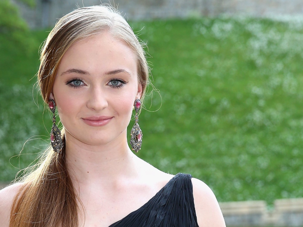 Молодая голубоглазая актриса Софи Тёрнер 