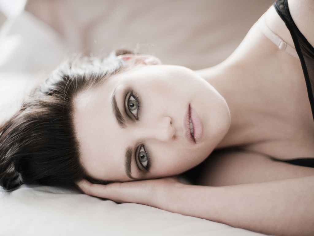 Молодая нежная актриса Кэти Макграт