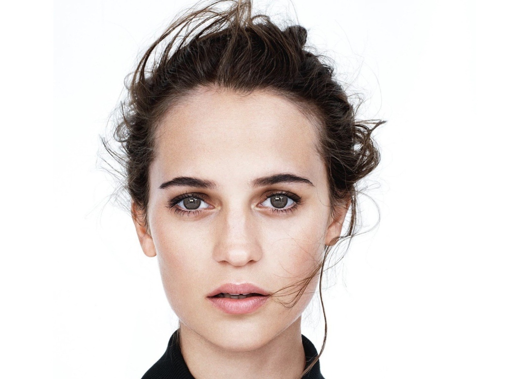 Молодая девушка актриса Алисия Викандер, фото на белом фоне 