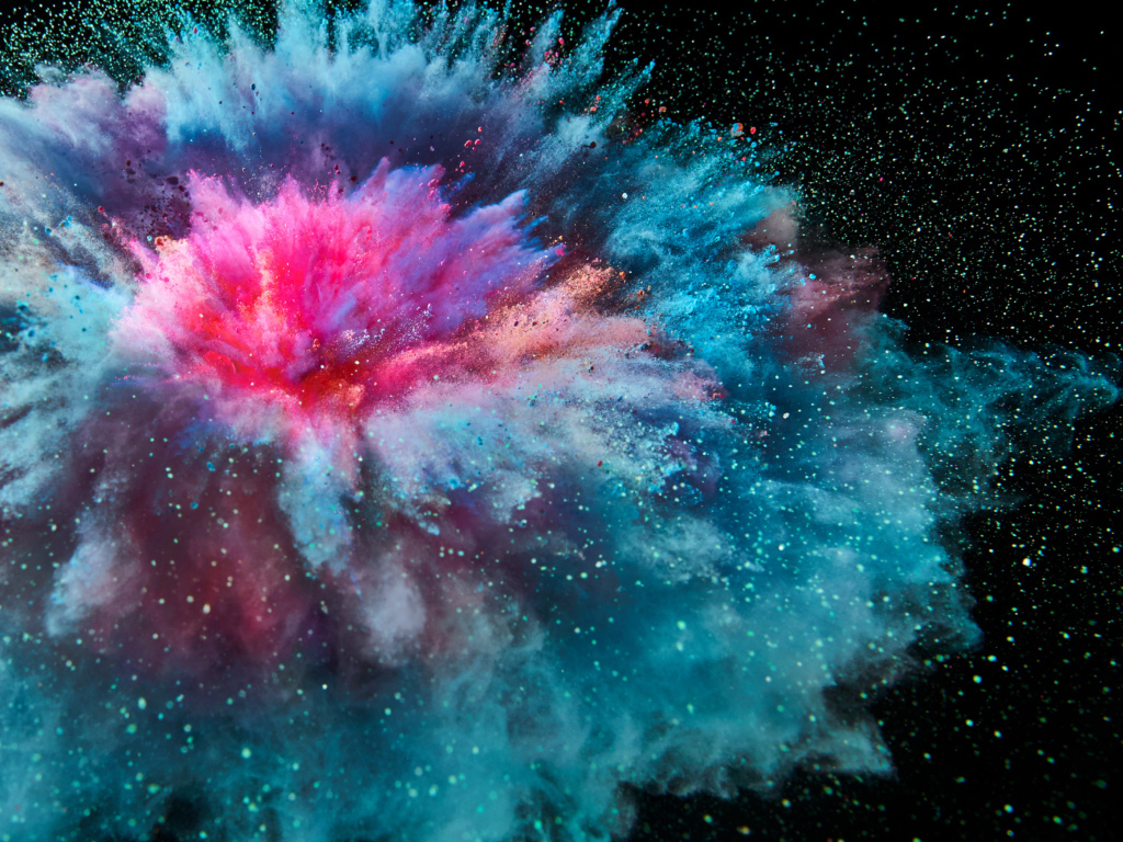 Разноцветный взрыв дыма на черном фоне