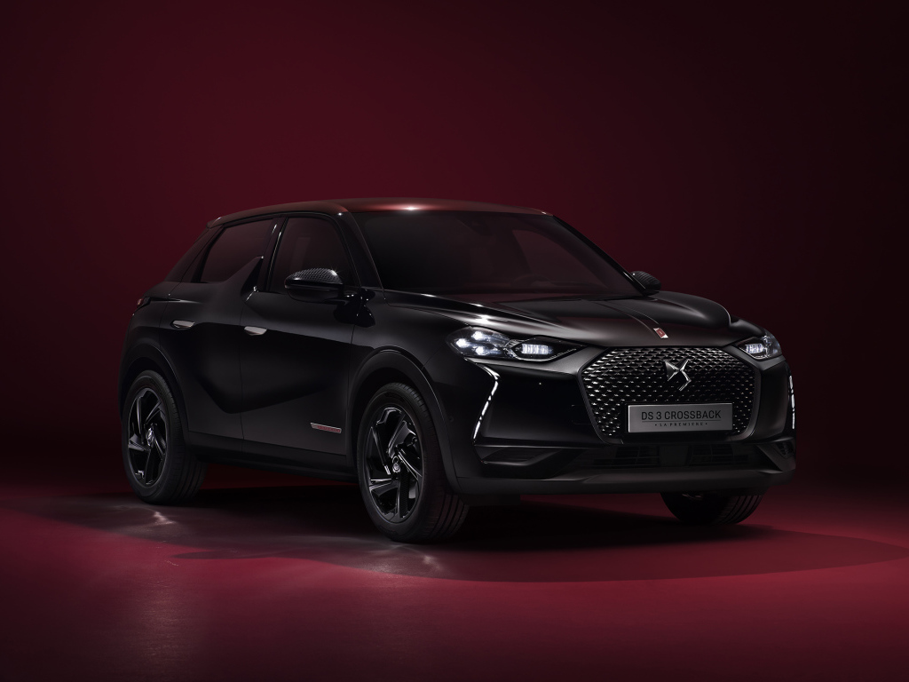 Черный стильный автомобиль DS 3  2019 года на бордовом фоне