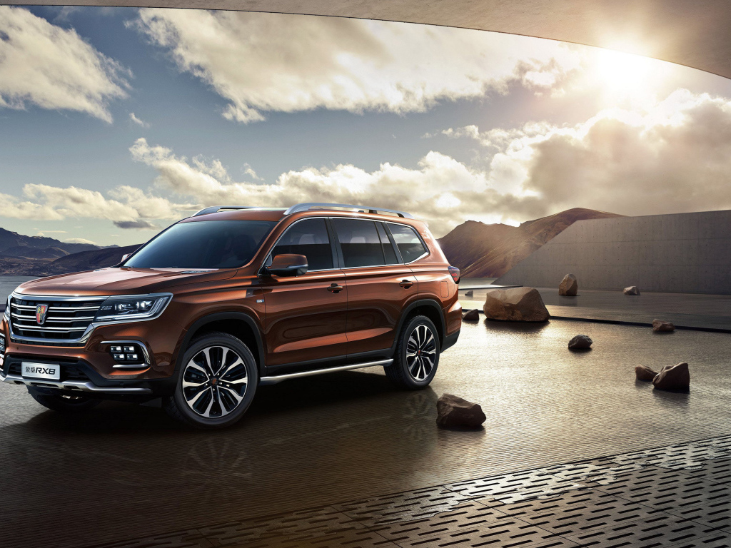 Внедорожник Roewe RX8, 2018 года под красивым небом