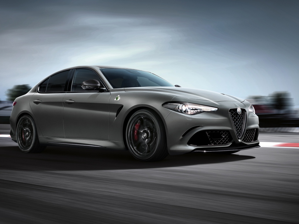 Серебристый автомобиль Alfa Romeo  Quadrifoglio Nurburgring, 2018 года на скорости