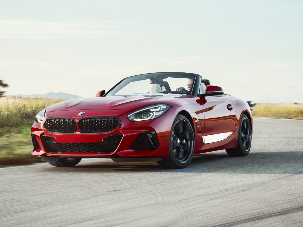Красный спортивный автомобиль BMW Z4 M40i, 2019