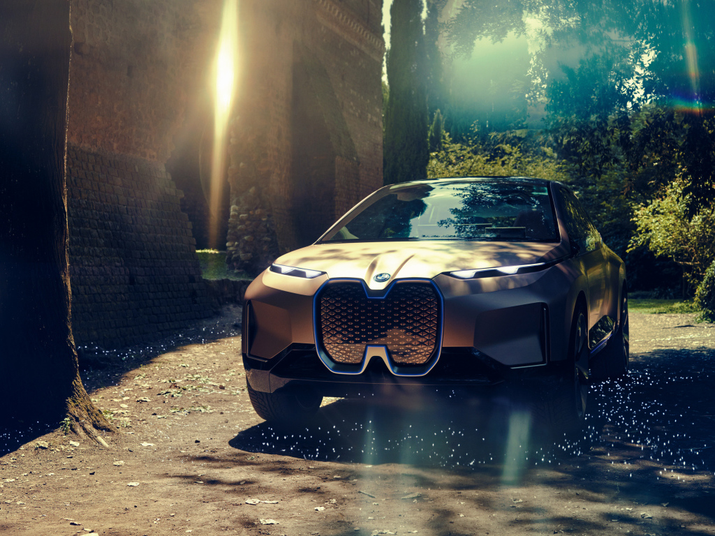 Внедорожник BMW Vision iNEXT едет по лесу