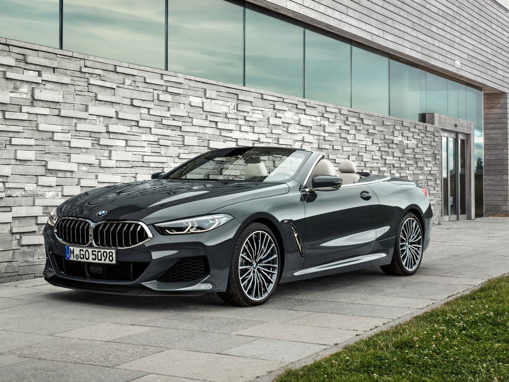 Черный кабриолет BMW M850i 2018 года