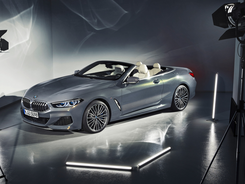 Серебристый кабриолет BMW M850i XDrive Cabrio 2018 в студии