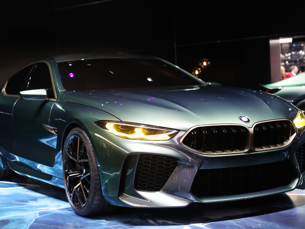 Серебристый автомобиль BMW M8 Gran Coupe в салоне