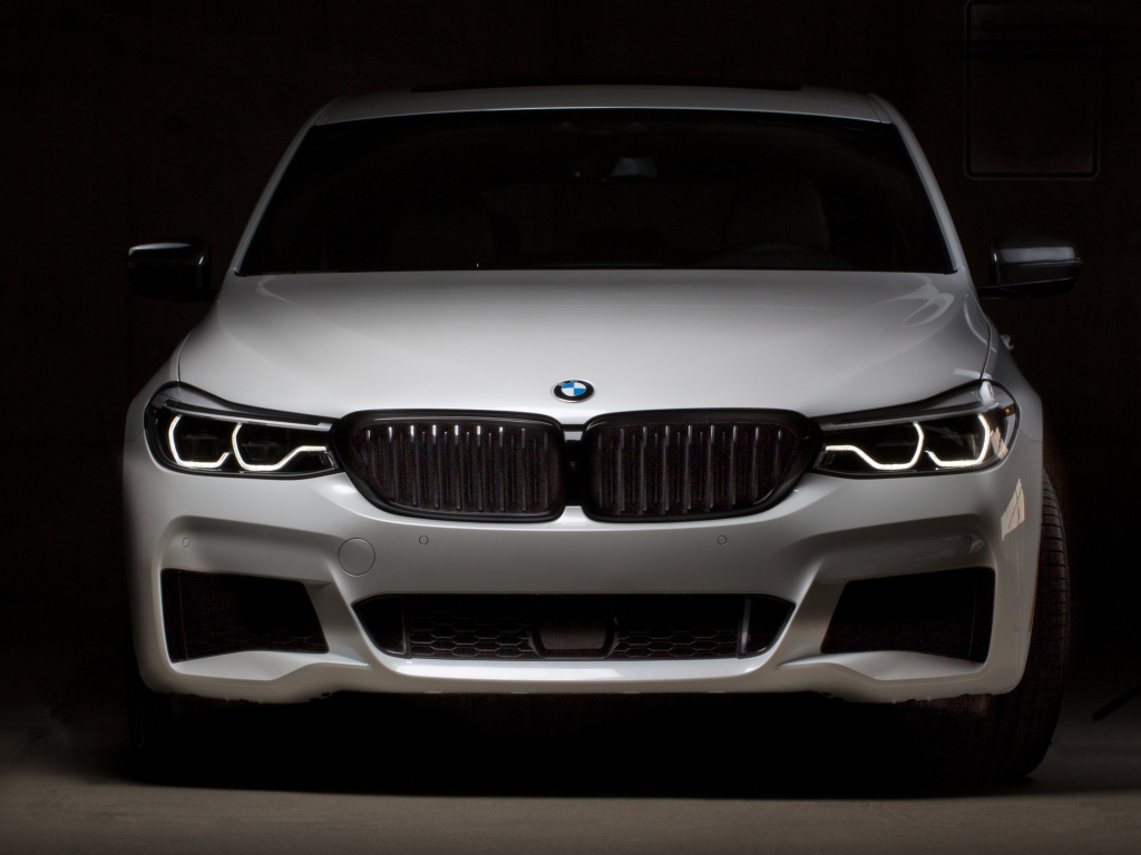 Белый автомобиль BMW 640i GranTurismo, 2018 вид спереди