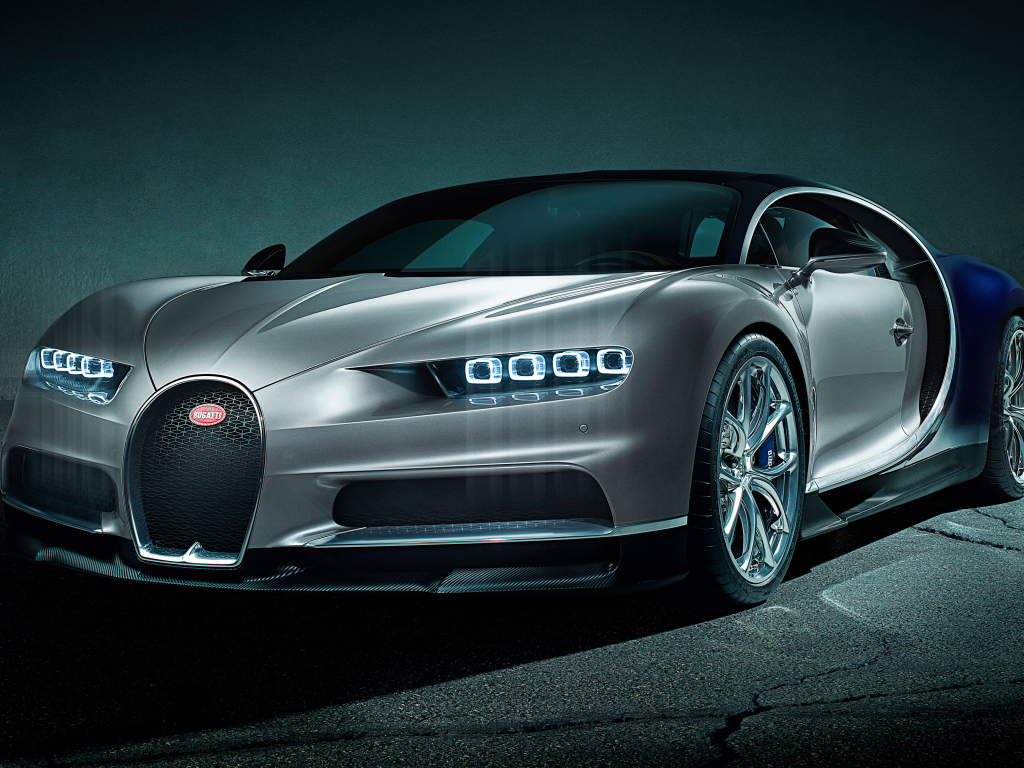 Серебристый быстрый автомобиль Bugatti Chiron, 2018