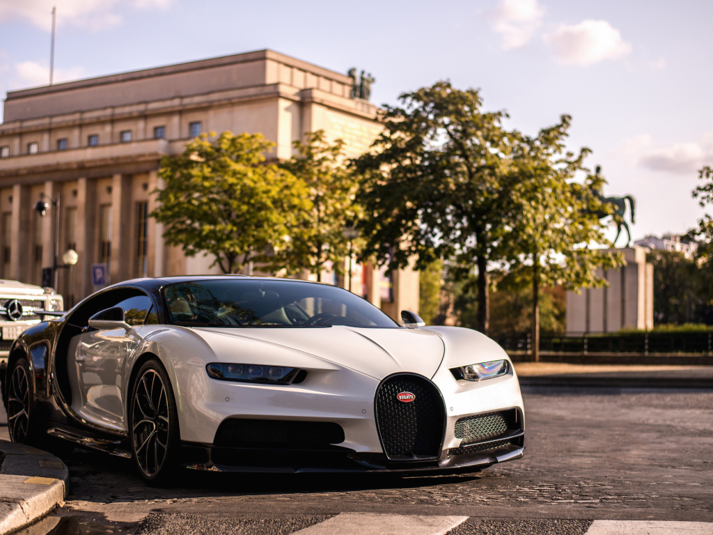 Белый автомобиль Bugatti Chiron, 2018 на дороге в городе