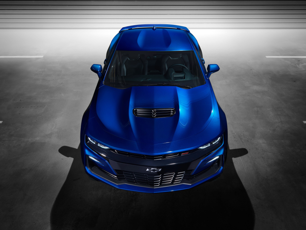 Синий автомобиль Chevrolet Camaro SS, 2018 года
