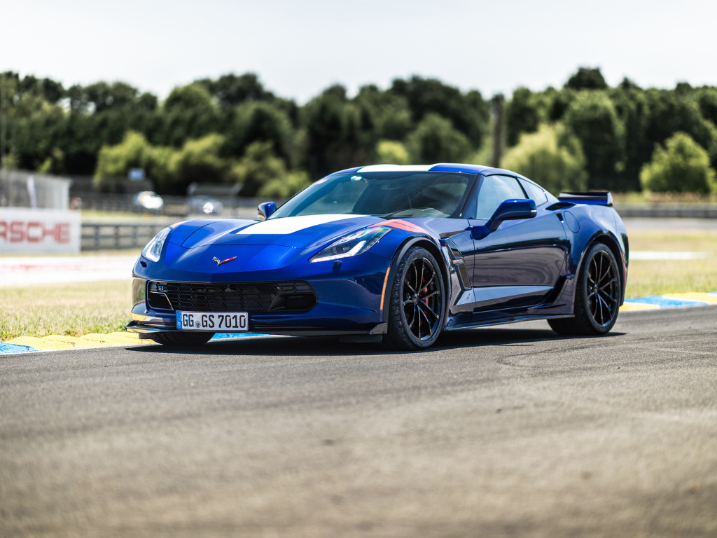 Быстрый синий автомобиль Chevrolet Corvette Grand Sport Side
