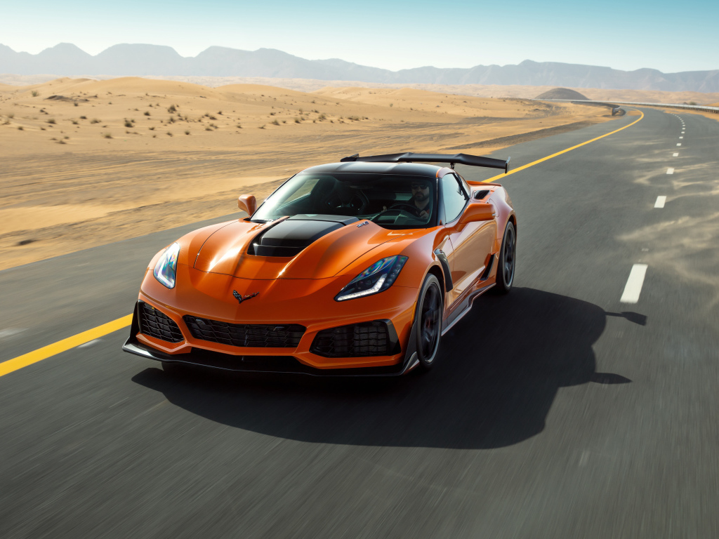 Спортивный автомобиль Chevrolet Corvette ZR1, 2019 на трассе