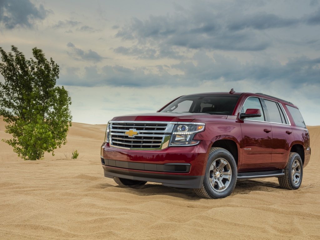 Бордовый внедорожник Chevrolet Tahoe, 2018 на песке