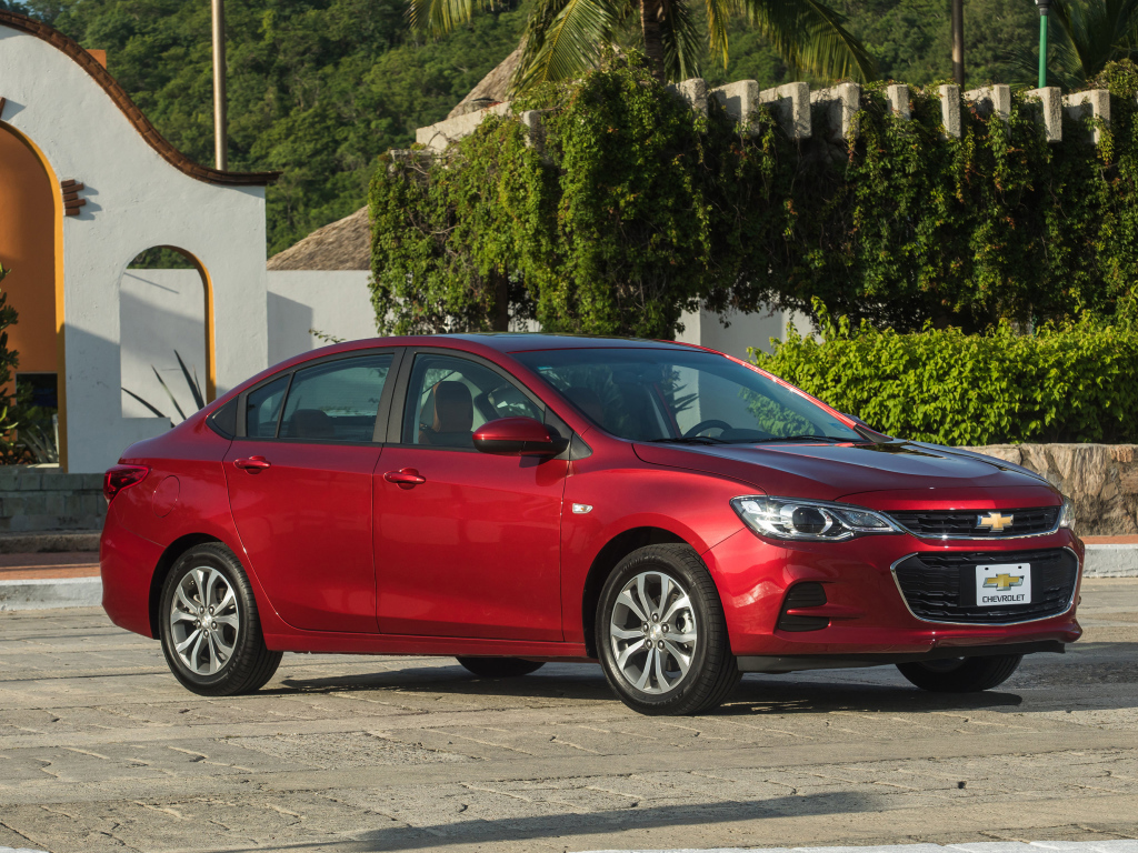 Красный автомобиль Chevrolet Cavalier Premier