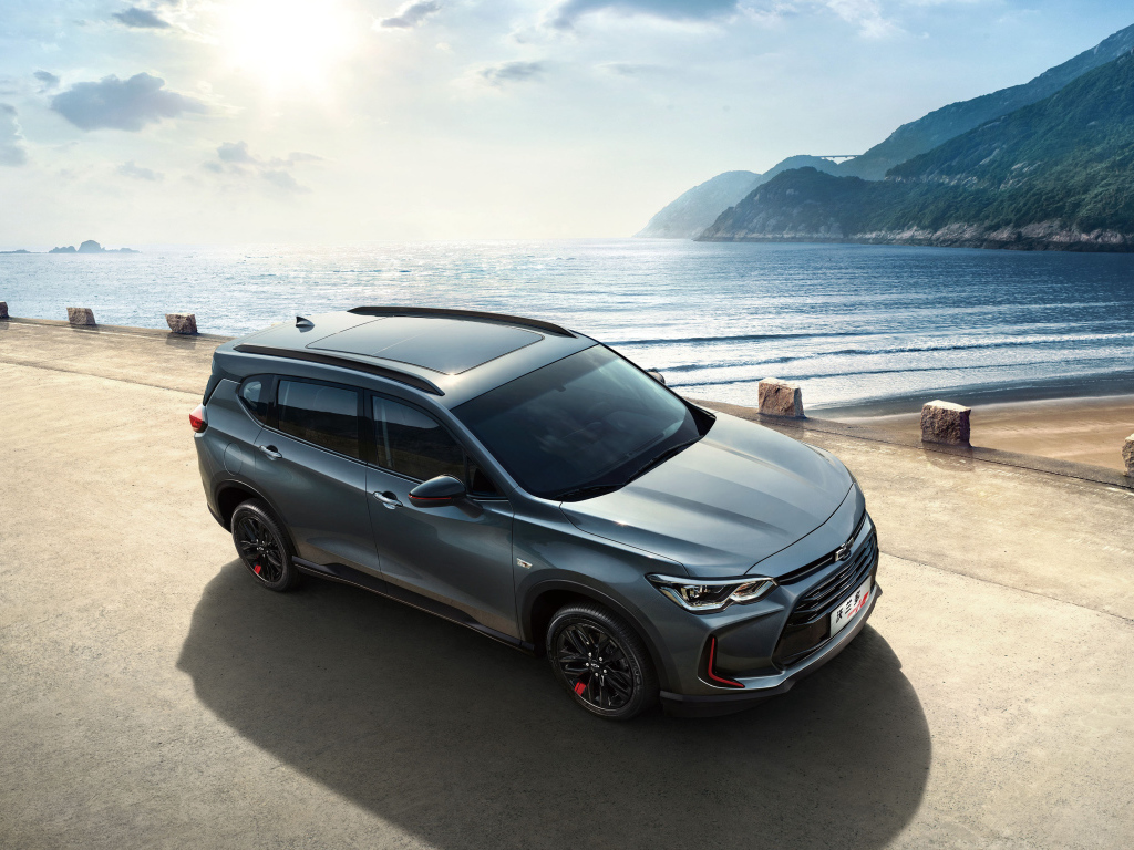 Серебристый внедорожник Chevrolet Orlando, 2019 года вид сверху