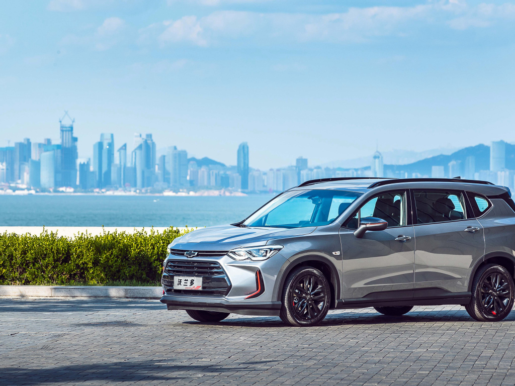 Серебристый автомобиль Chevrolet  Orlando, 2018 года на фоне города