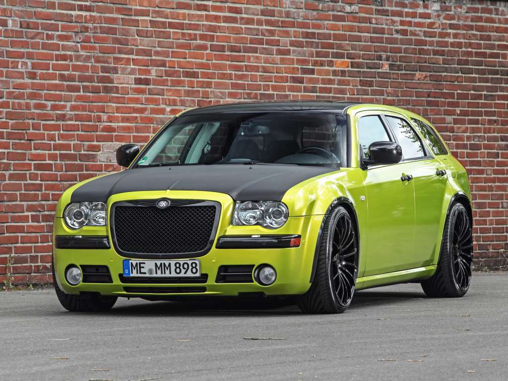 Стильный дорогой автомобиль Chrysler 300C SRT