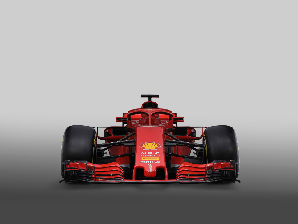 Гоночный автомобиль Ferrari SF71H,  2018 года вид спереди