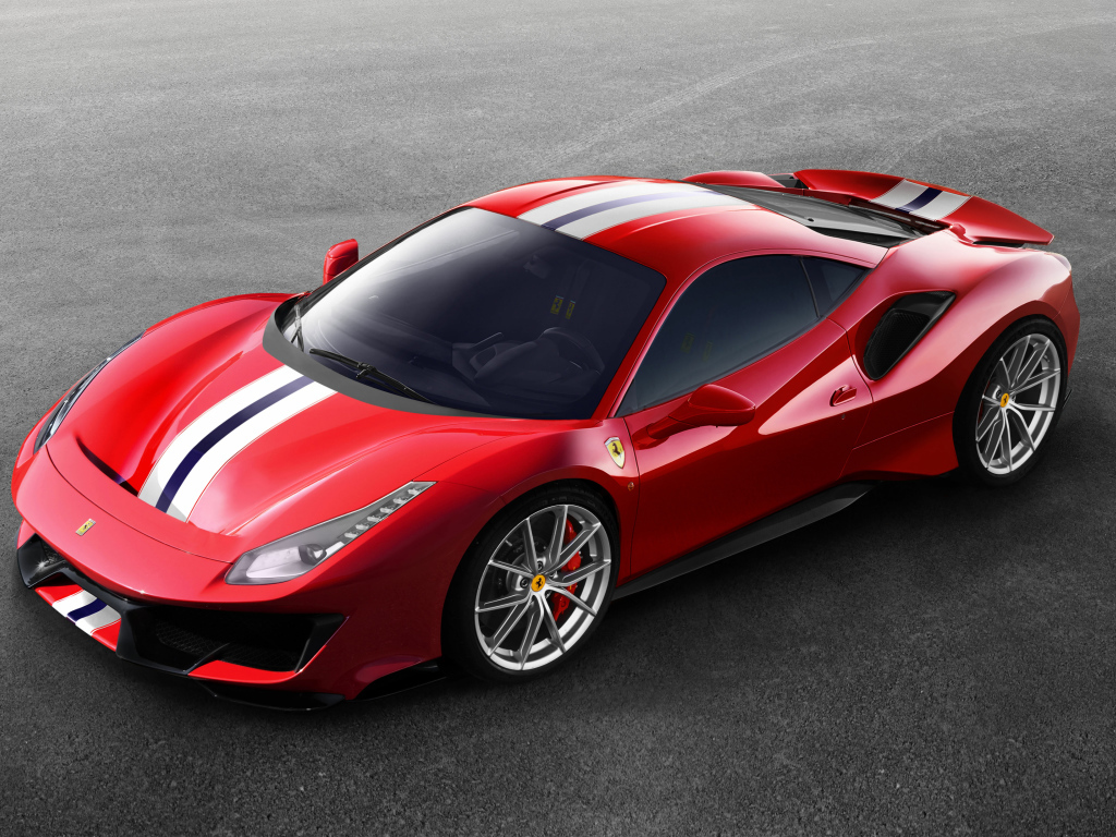 Красный спортивный автомобиль Ferrari 488 Pista 2018