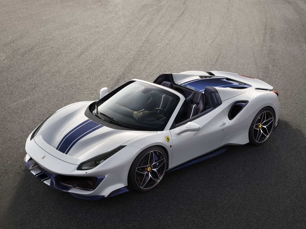 Спортивный автомобиль Ferrari 488 Pista Spider, 2018 вид сверху