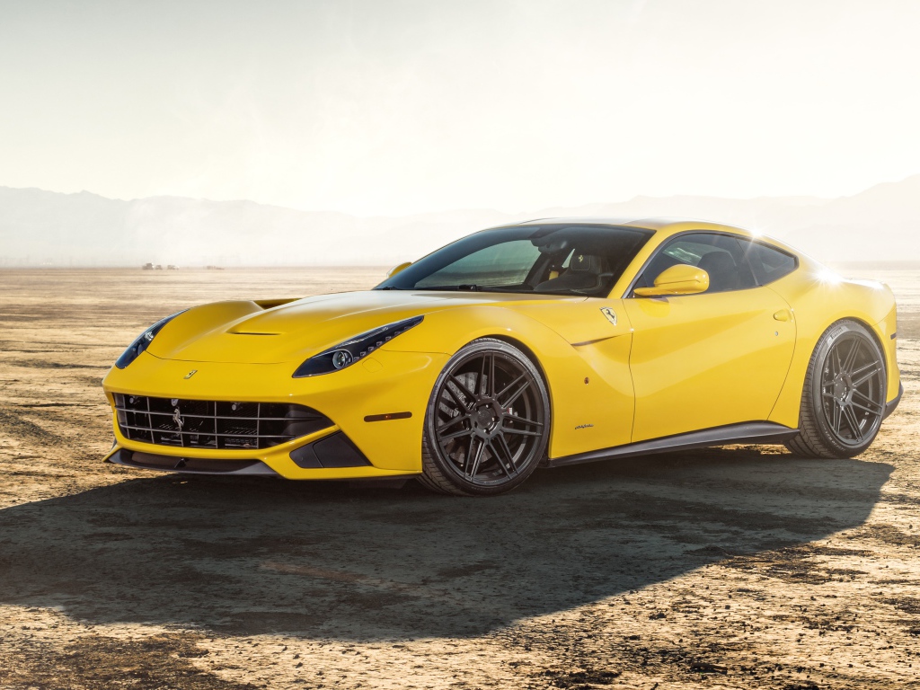 Спортивный автомобиль Ferrari F12 на песчаной дороге