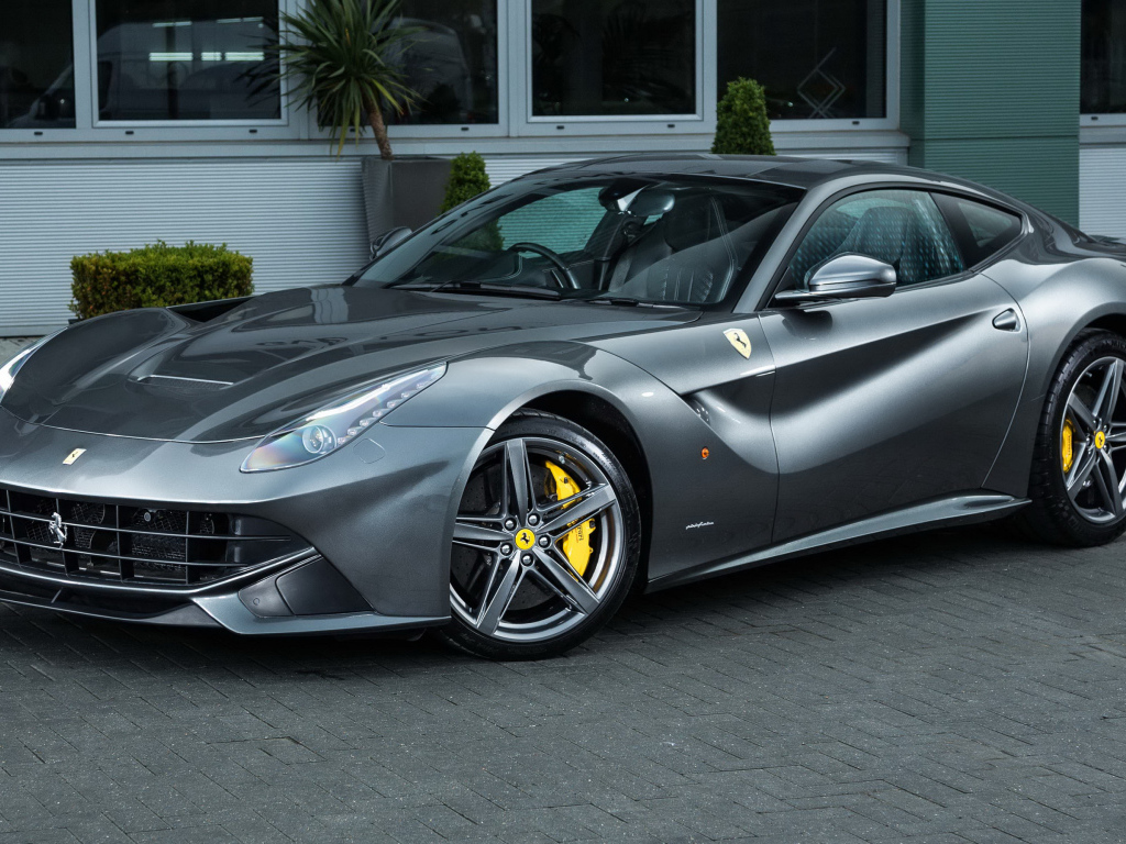Спортивный серебристый автомобиль Ferrari F12 berlinetta