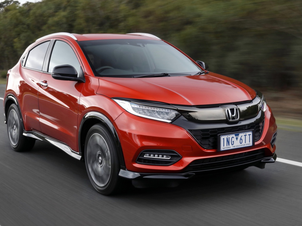 Красный автомобиль Honda HR-V RS 2019 года на трассе