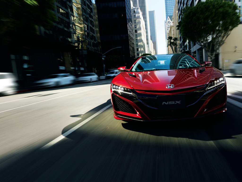 Стильный бордовый автомобиль Honda NSX 2018 года на трассе