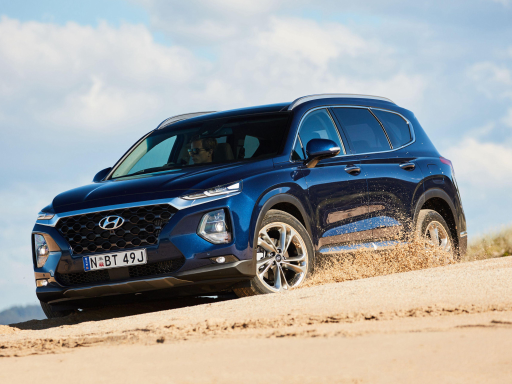 Черный внедорожник Hyundai Santa Fe, 2018 года на песке 