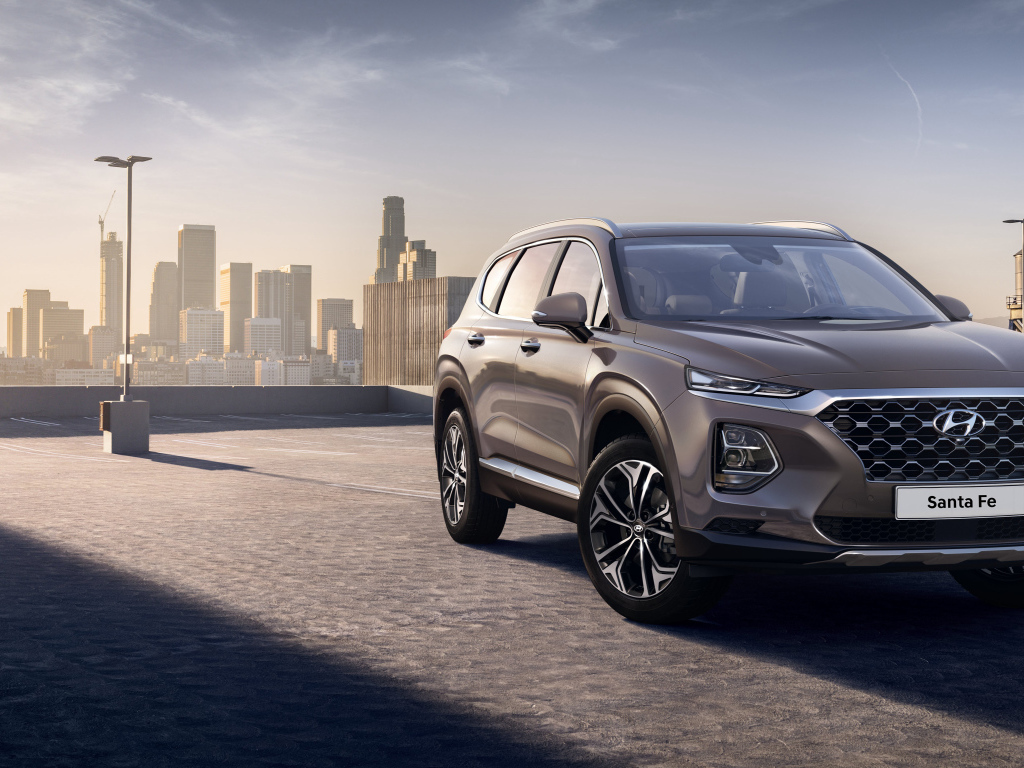Новый внедорожник Hyundai Santa Fe, 2019 на фоне города
