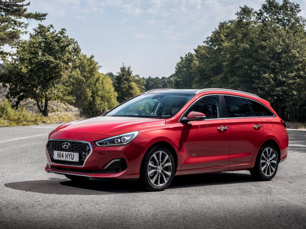 Красный автомобиль Hyundai i30 Tourer, 2018 года