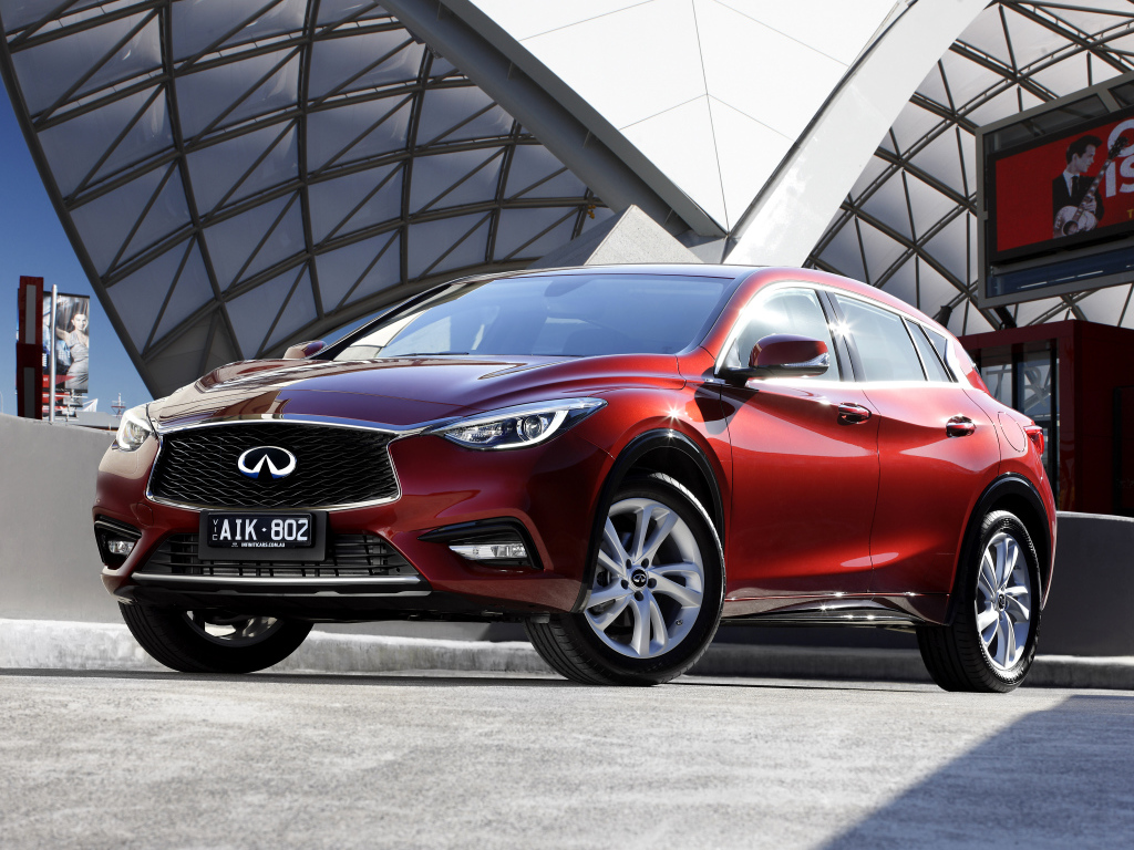 Красный блестящий автомобиль Infiniti Q30