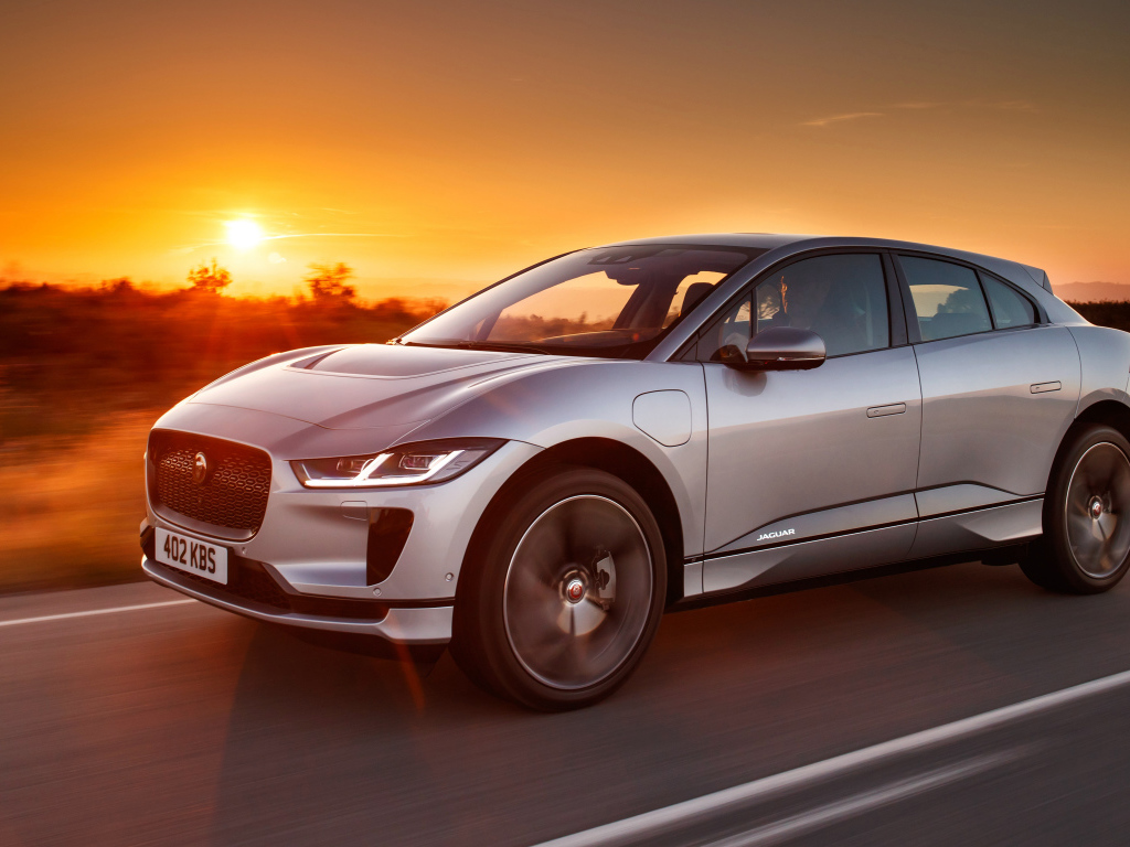 Автомобиль Jaguar I-Pace EV400 AWD S, 2018 на фоне заката