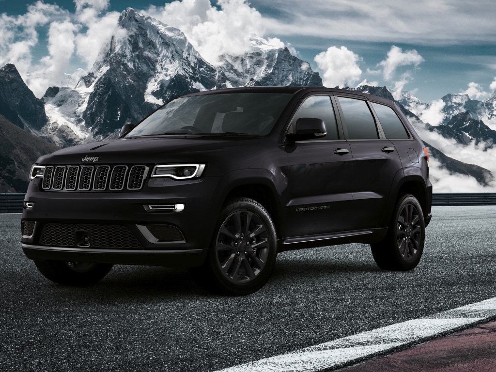 Черный Jeep Grand Cherokee S, 2019 на фоне заснеженных гор