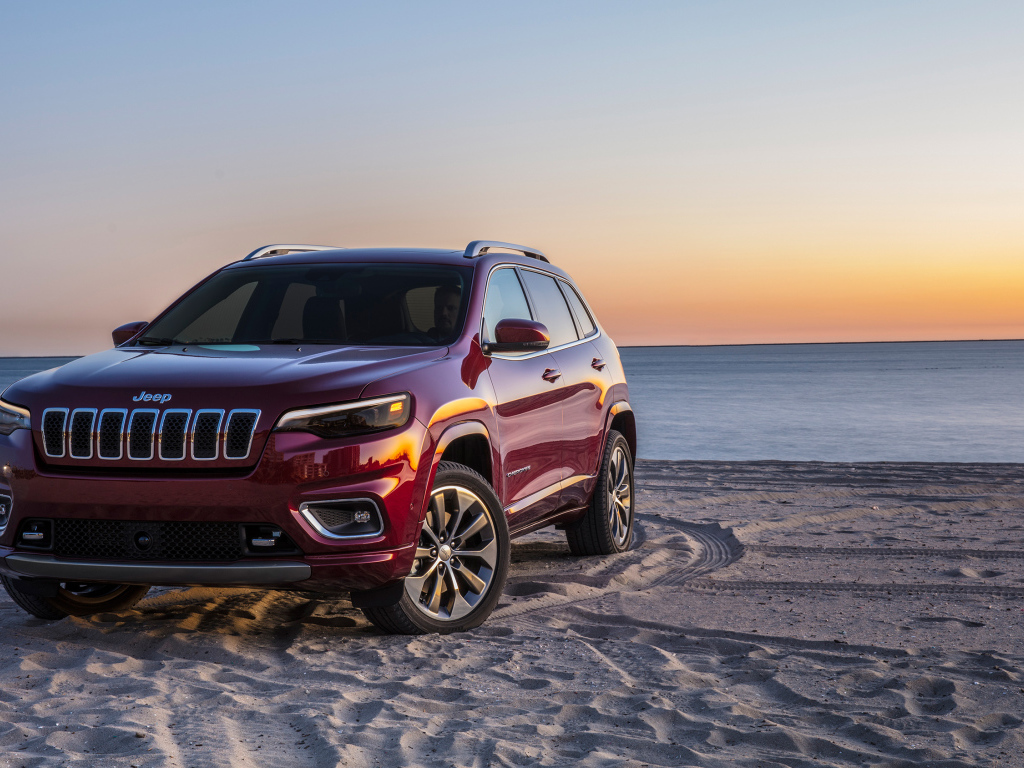 Бордовый внедорожник Jeep Cherokee Overland, 2018 на пляже
