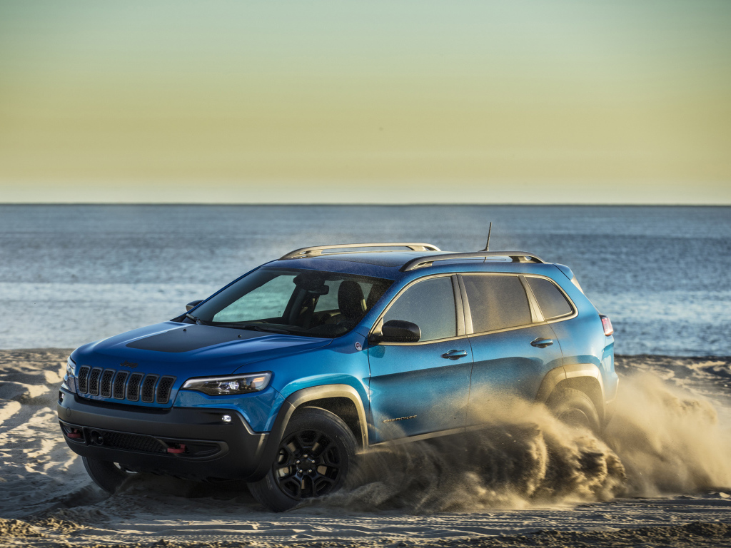 Внедорожник Jeep Cherokee Trailhawk, 2019 дрифт на песке