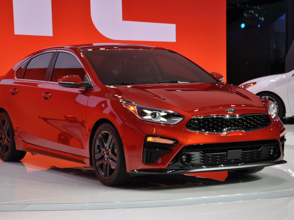 Красный новый автомобиль Kia Forte 2019 года в магазине