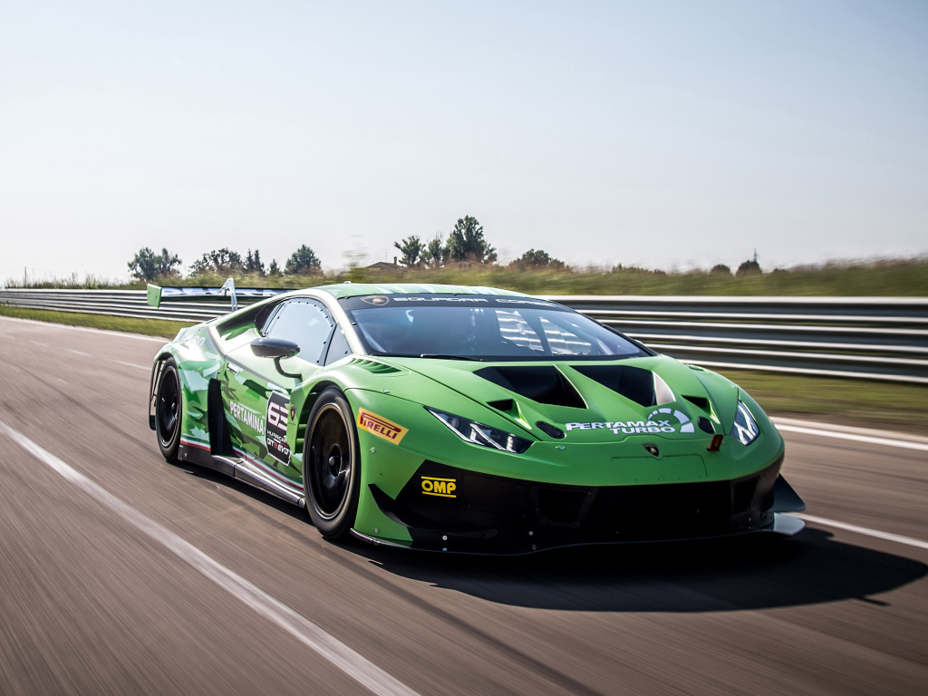 Спортивный автомобиль Lamborghini Huracan GT3 EVO 2019 года на трассе