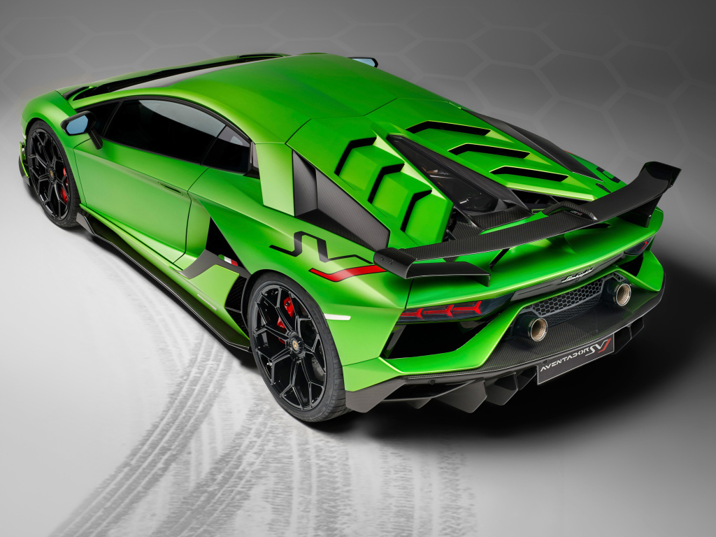 Зеленый спортивный автомобиль Lamborghini Aventador SVJ, 2018 года вид сзади